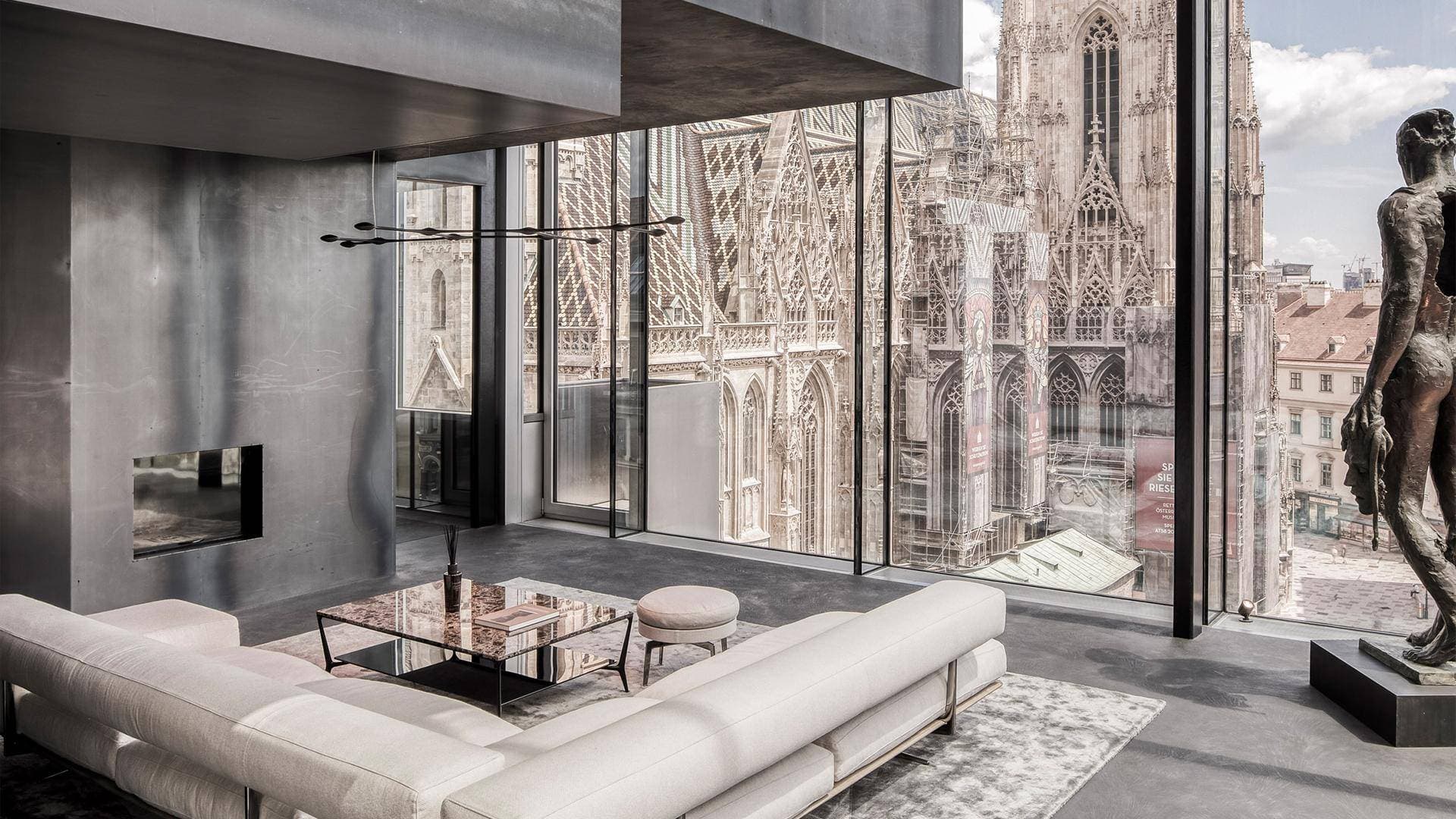 Architektonisches Interior mit Naturholzboden