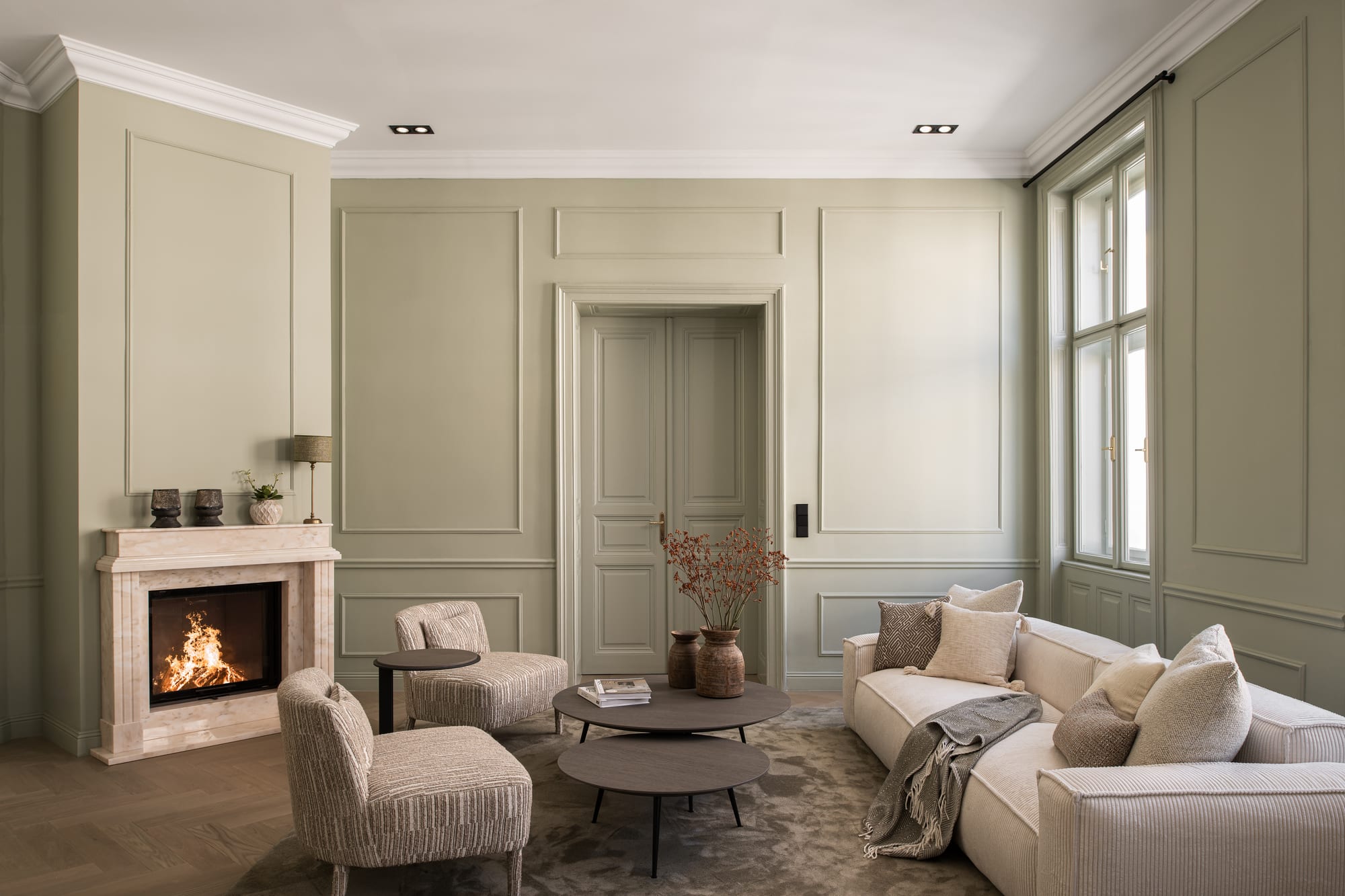 Apartment T — Wohnraum mit Vertäfelung