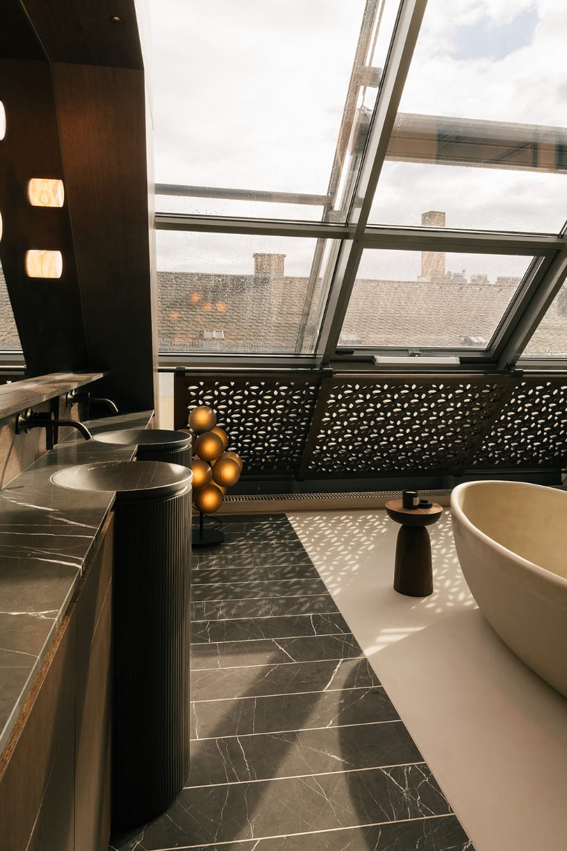 Apartment K — Bad mit Blick über die Dächer