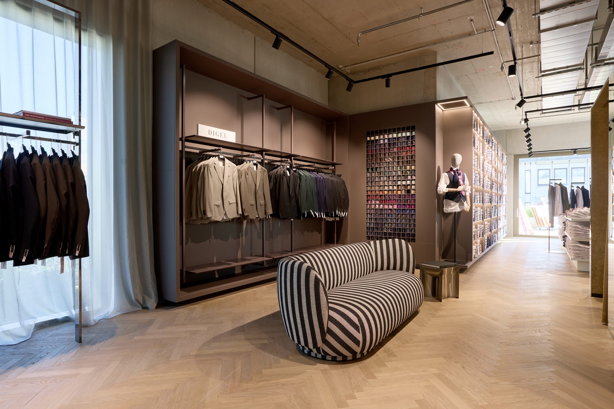 Kleider Bauer Linz — Shop-in-Shop mit gestreiftem Sofa
